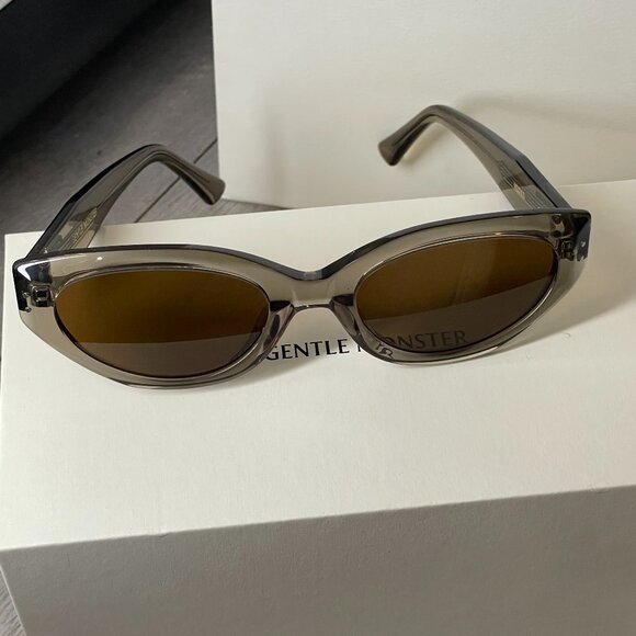 Gentle Monster Statement Sunnies – Gold Logo, Modern Chic